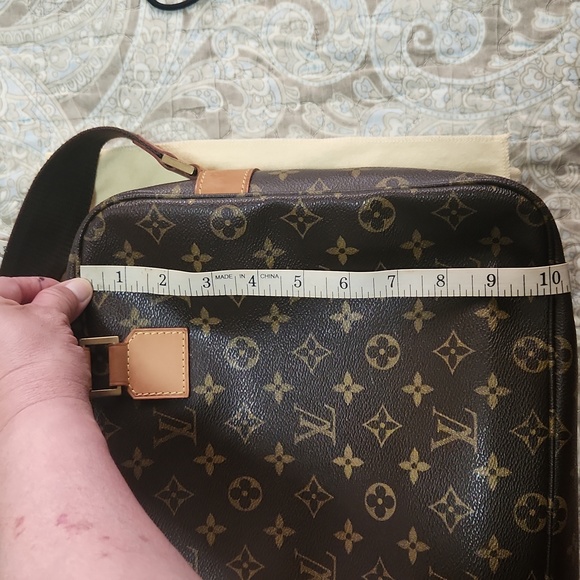 Authentic Louis Vuitton Sac Bosphore - Picture 10 of 11